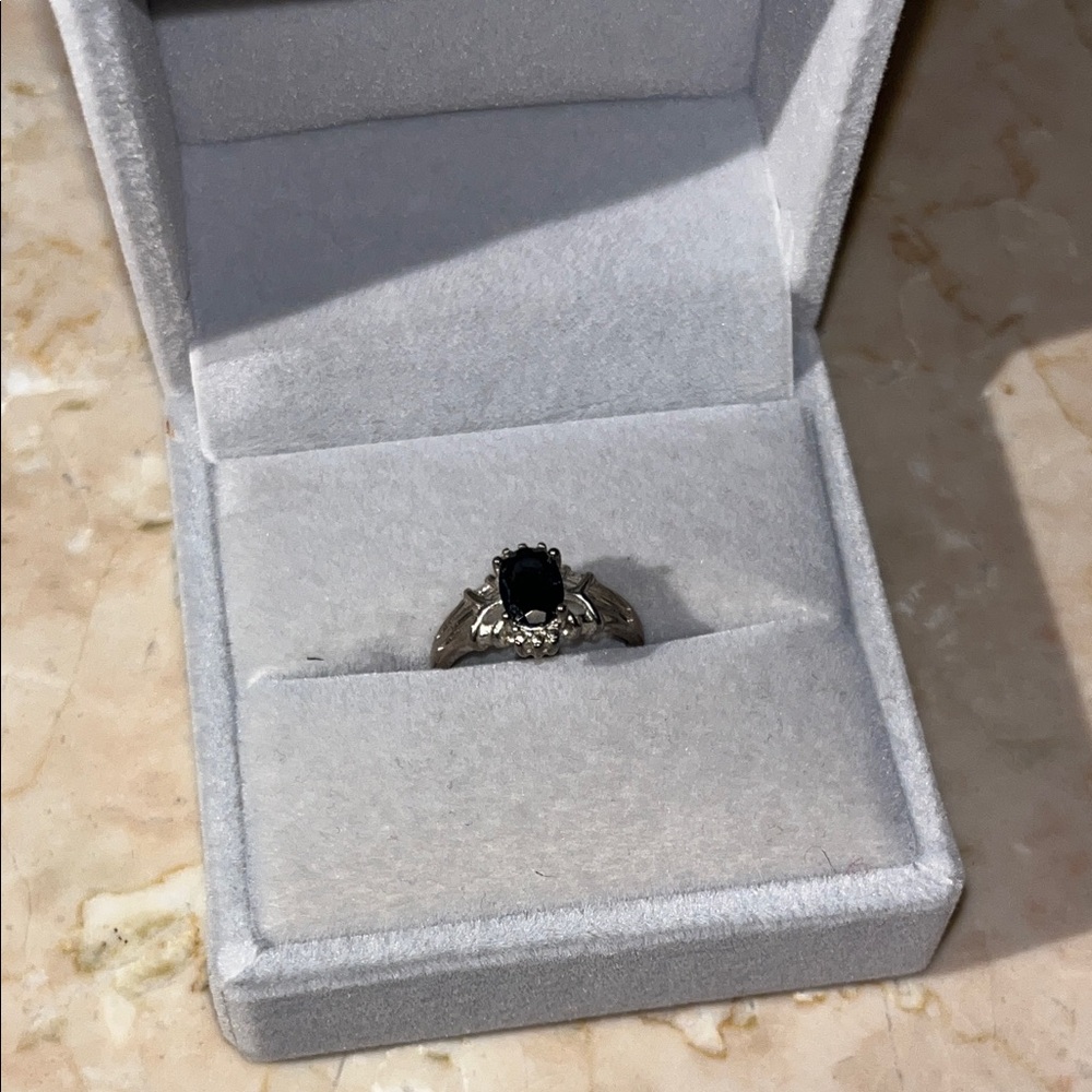 VINTAGE Silver and Black Women's Ring